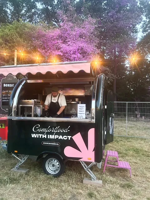 De BOMBE-truck op een festival