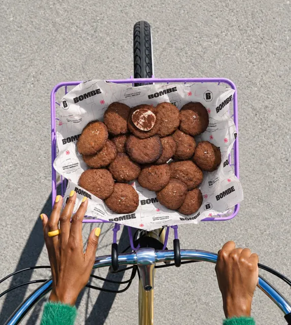Fietsmand vol BOMBE-snacks