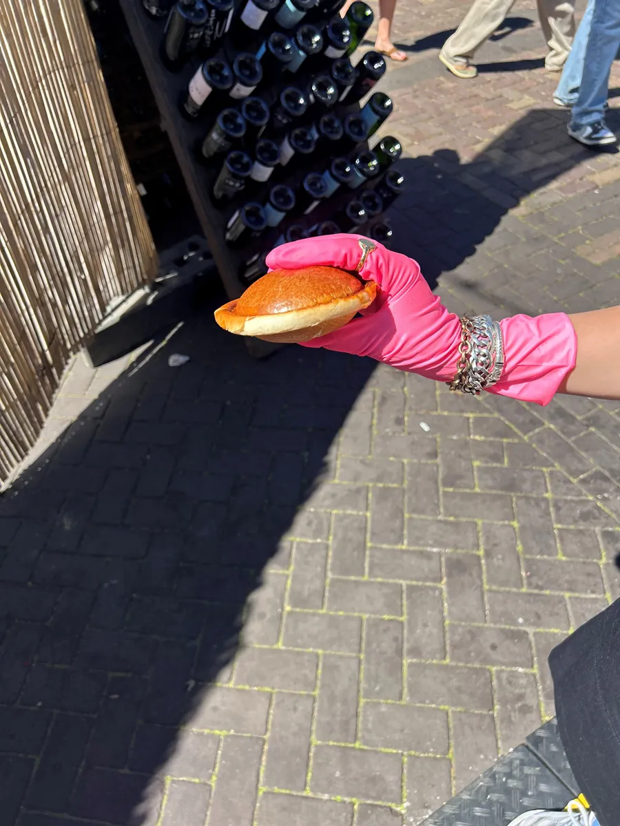 Een Bombe in een roze handschoen