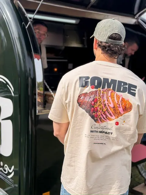 Achterkant van een BOMBE-shirt