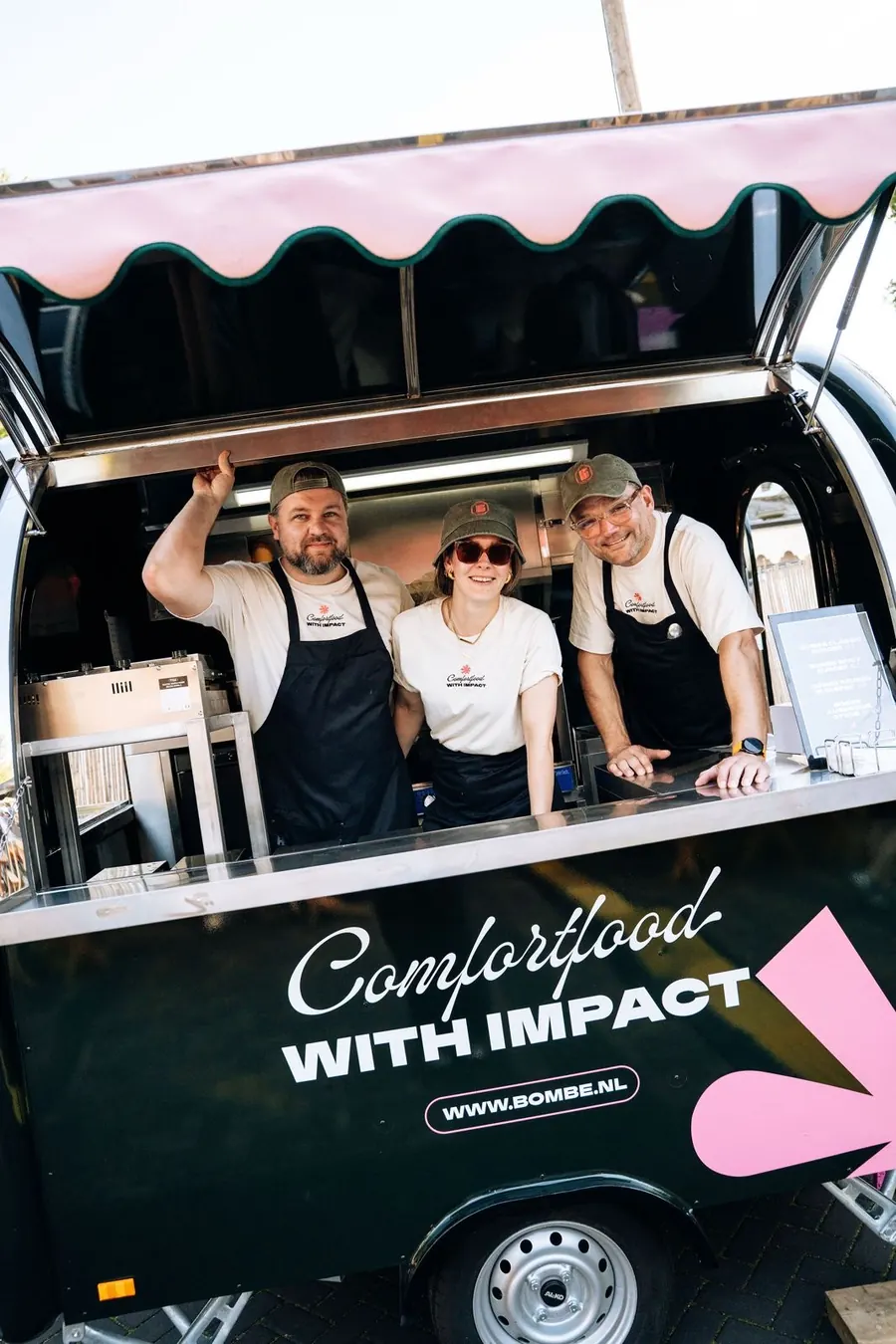 Het BOMBE-team in de foodtruck